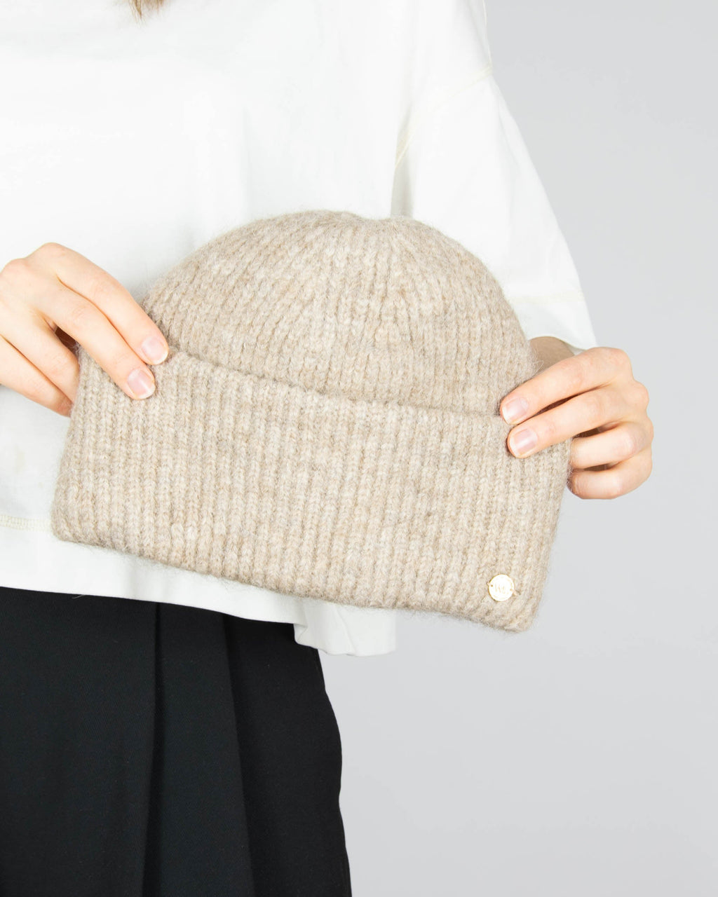 Beige alpaca hat by WoolLand. Regular price on the brand's website: €74 (~325 PLN).