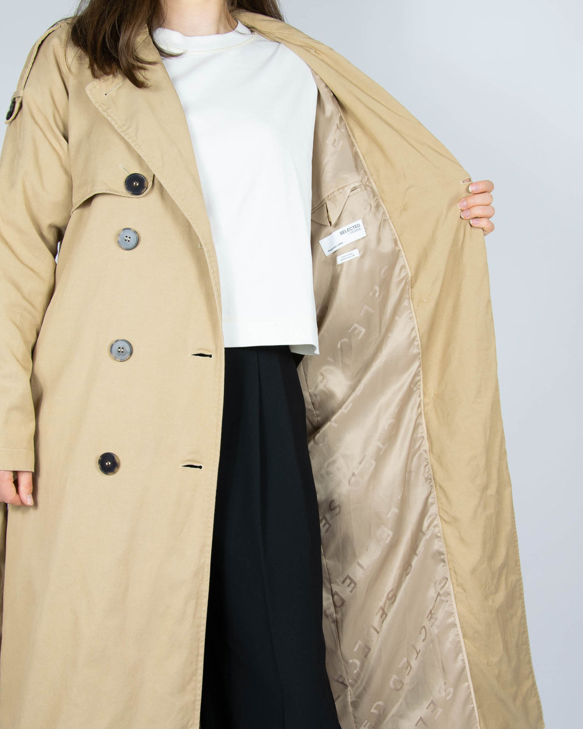 Beige trench coat made from TENCEL™ lyocell and cotton by Selected Femme. The regular price is 899 PLN.