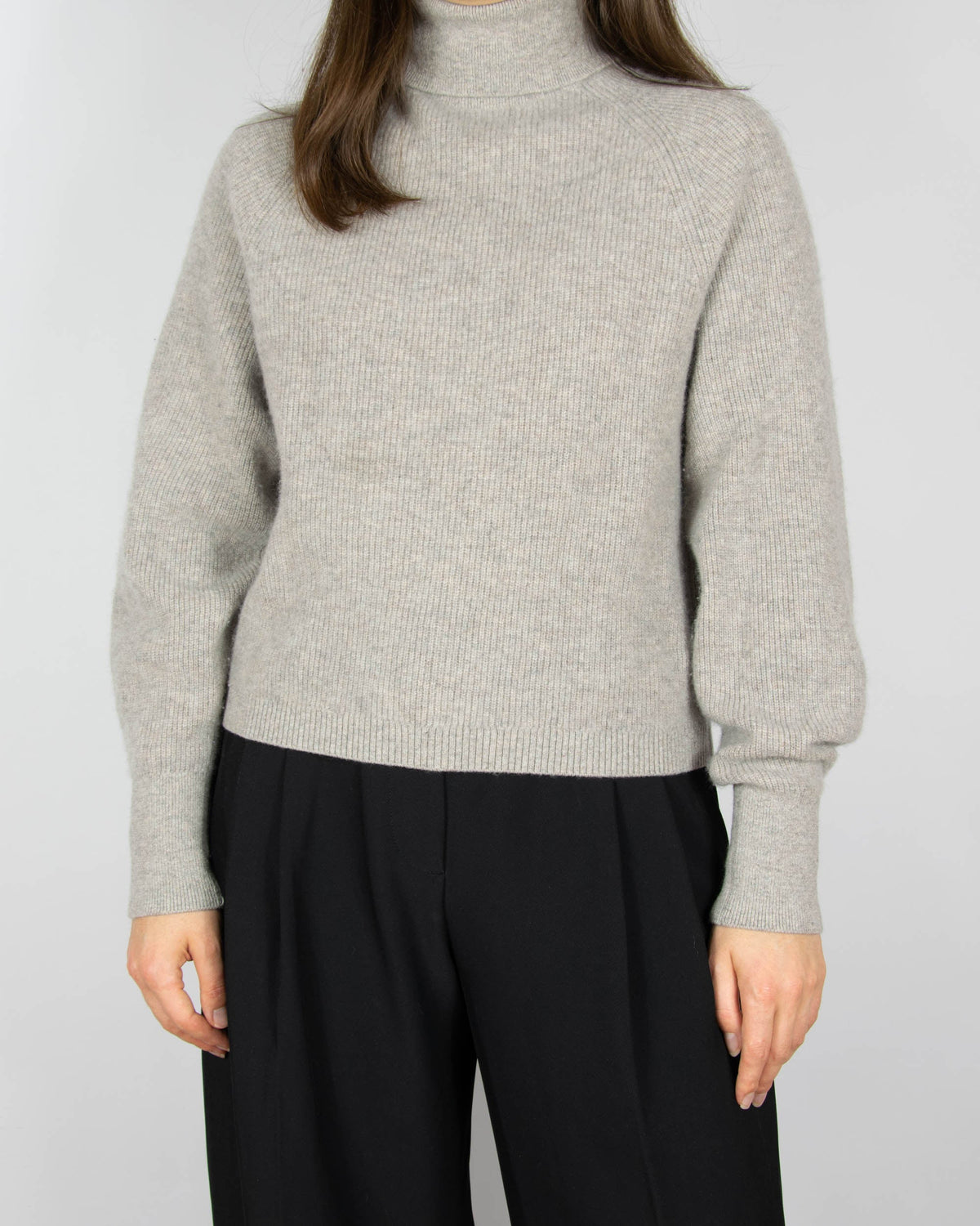 Beige cashmere turtleneck sweater by & Other Stories. The regular price on the brand's website is 790 PLN.