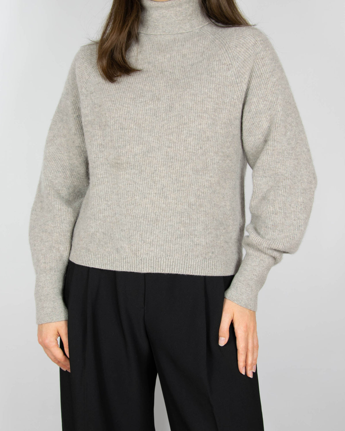Beige cashmere turtleneck sweater by & Other Stories. The regular price on the brand's website is 790 PLN.