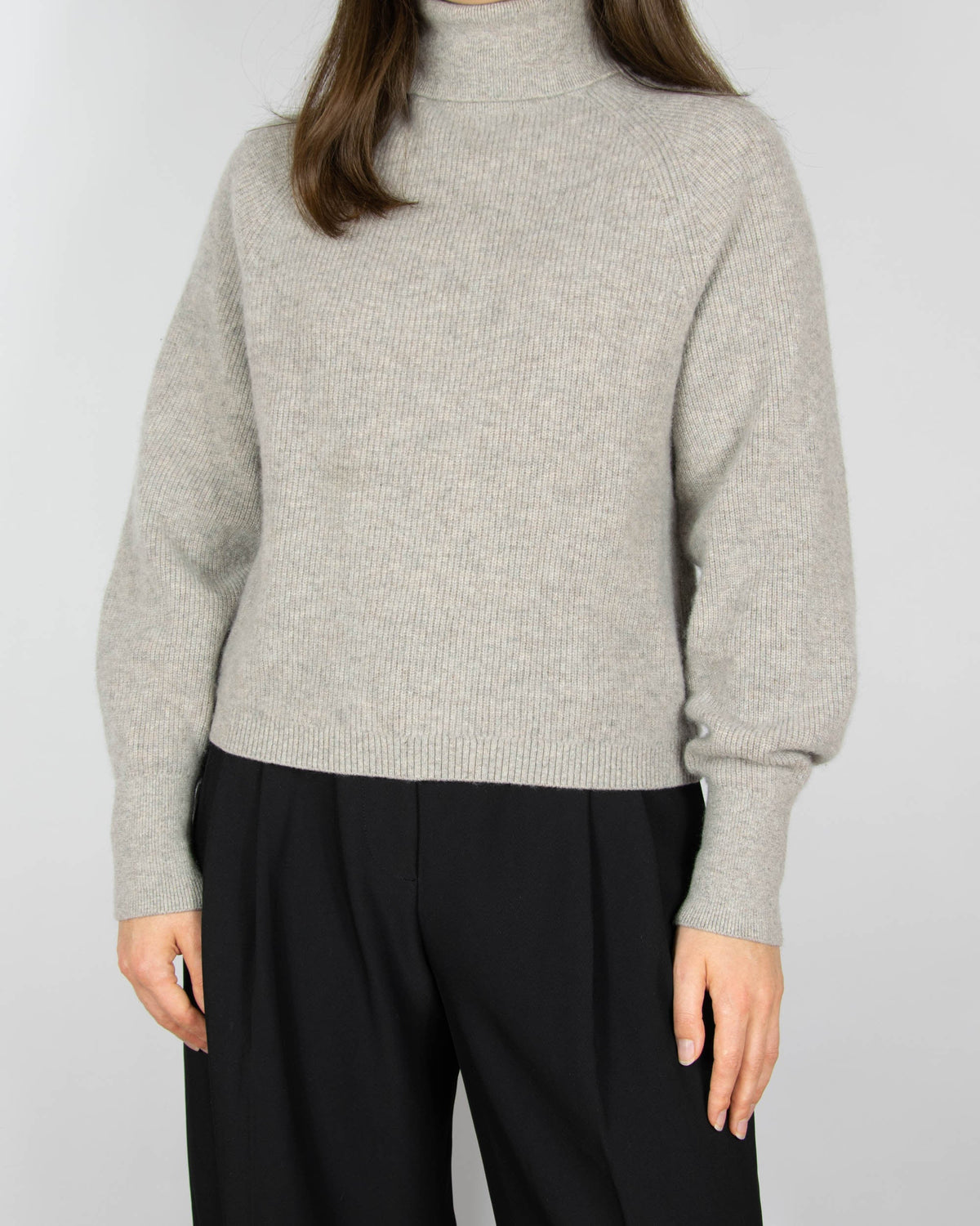 Beige cashmere turtleneck sweater by & Other Stories. The regular price on the brand's website is 790 PLN.
