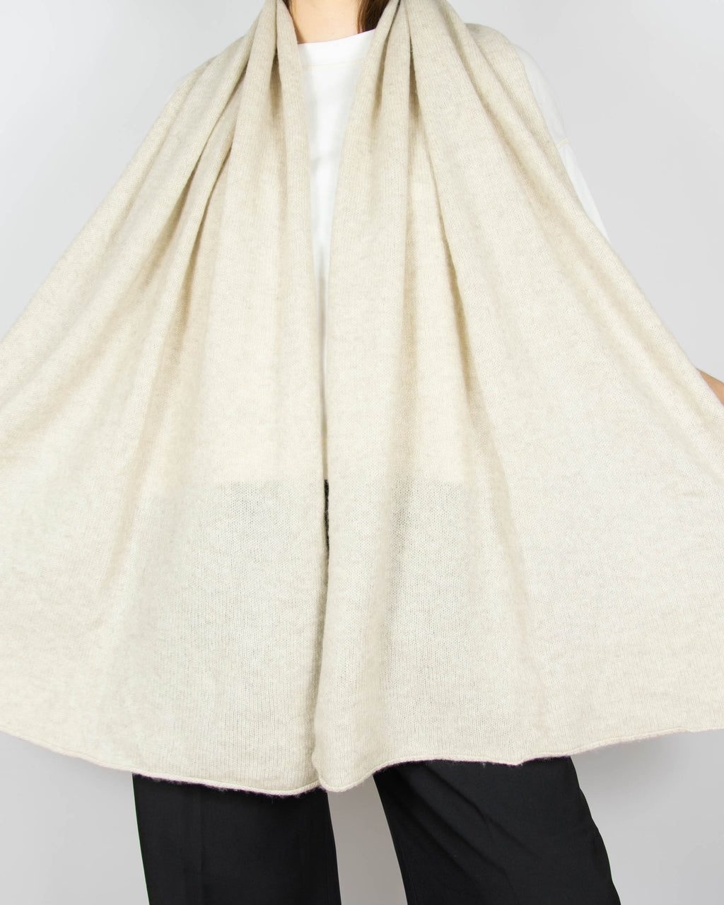 Beige cashmere scarf by Mango