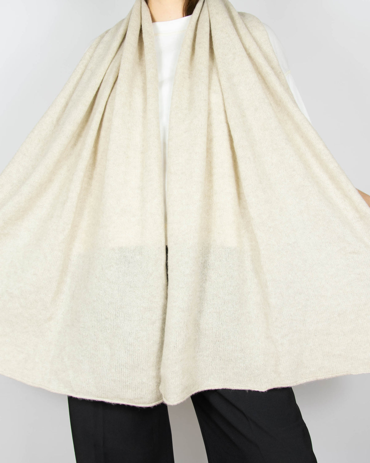 Beige cashmere scarf by Mango