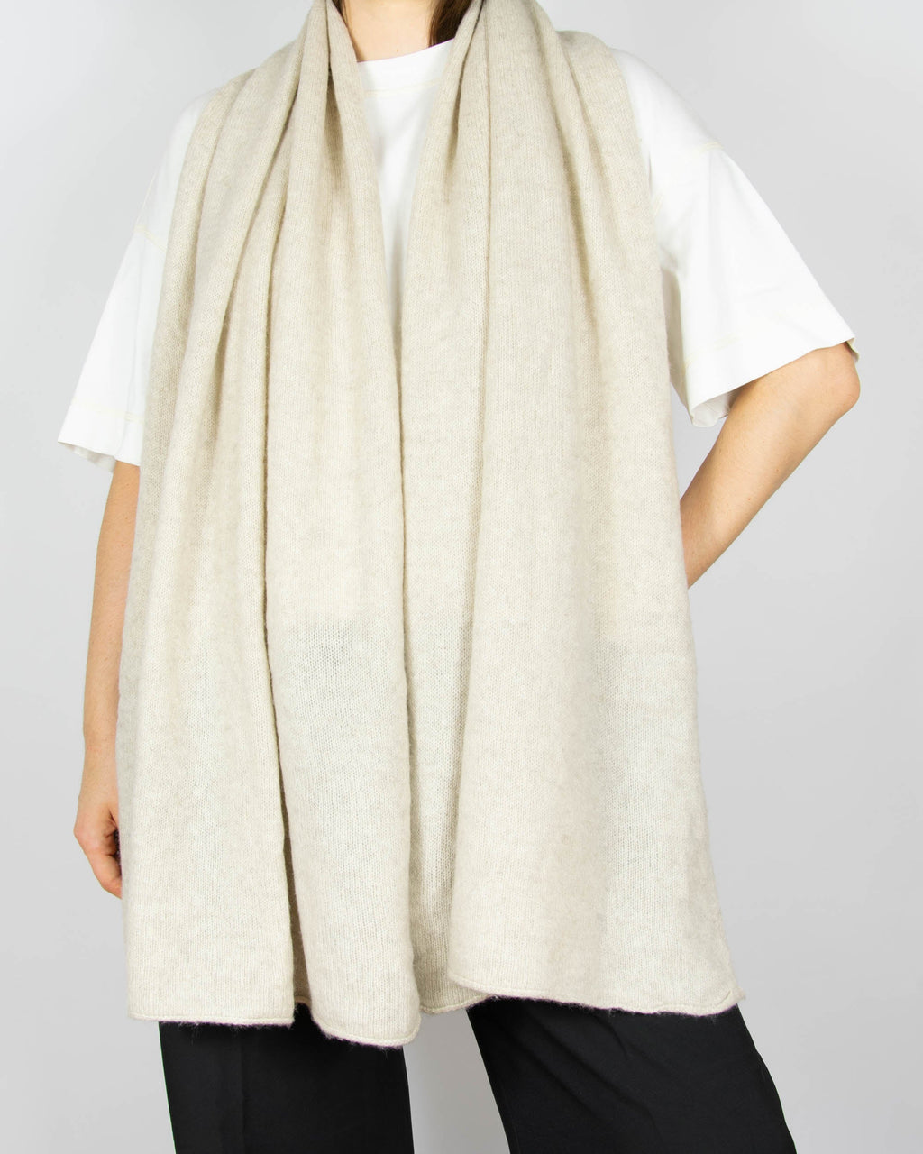 Beige cashmere scarf by Mango