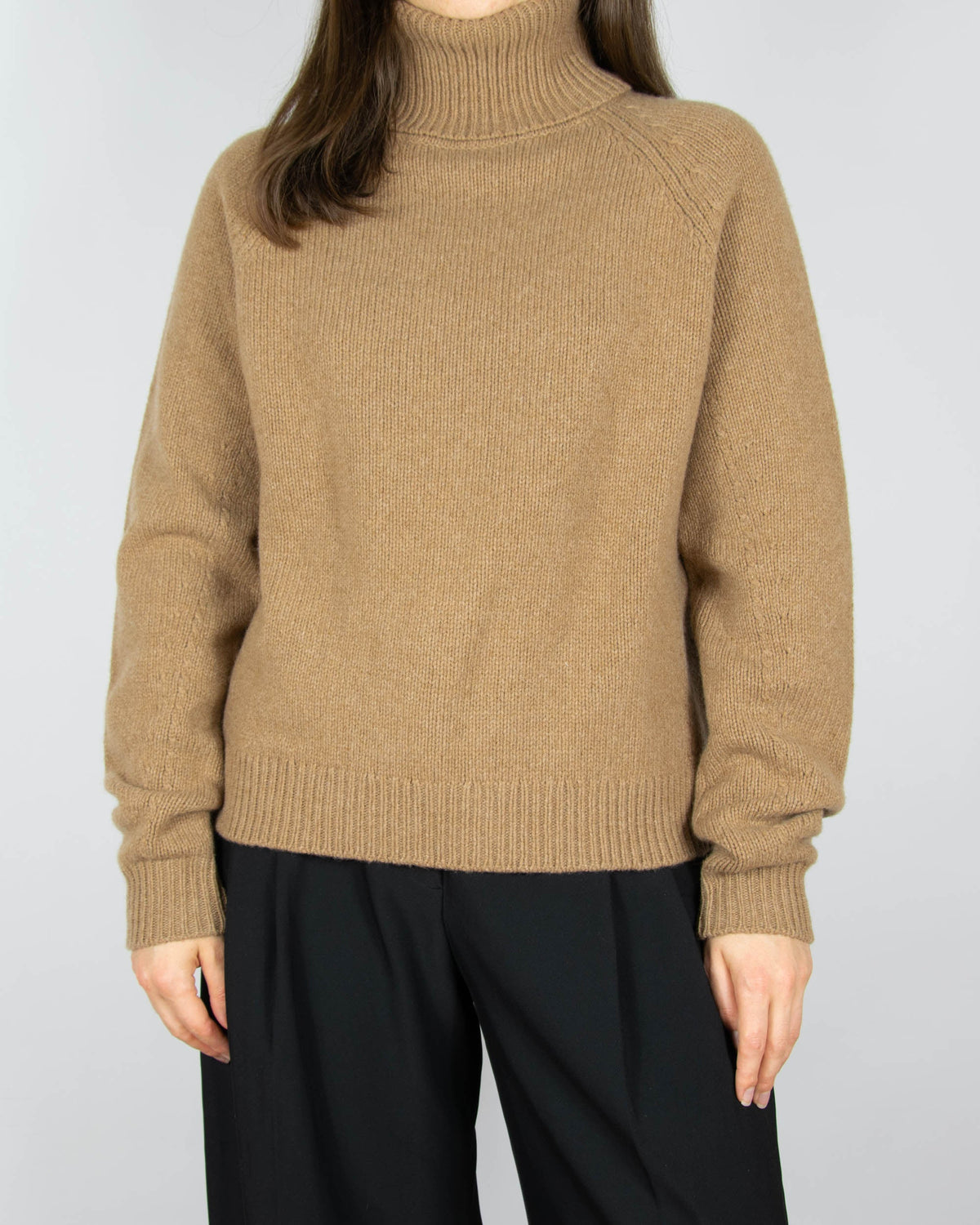 Beige turtleneck sweater made from merino wool and cashmere by premium brand Filippa K. The regular price of this sweater is €295 (~1280 PLN).