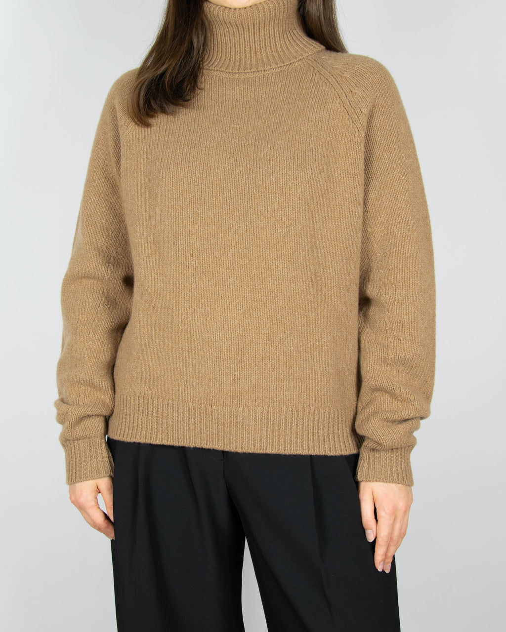 Beige turtleneck sweater made from merino wool and cashmere by premium brand Filippa K. The regular price of this sweater is €295 (~1280 PLN).