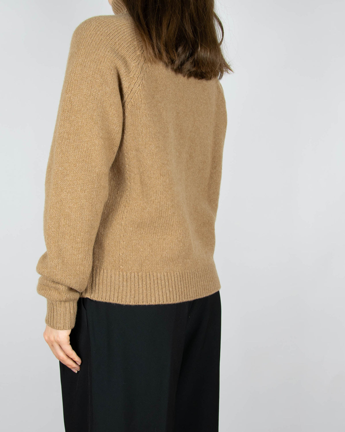 Beige turtleneck sweater made from merino wool and cashmere by premium brand Filippa K. The regular price of this sweater is €295 (~1280 PLN).