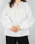 Biała bawełniana blouse w paski duńskiej marki premium SKALL Studio