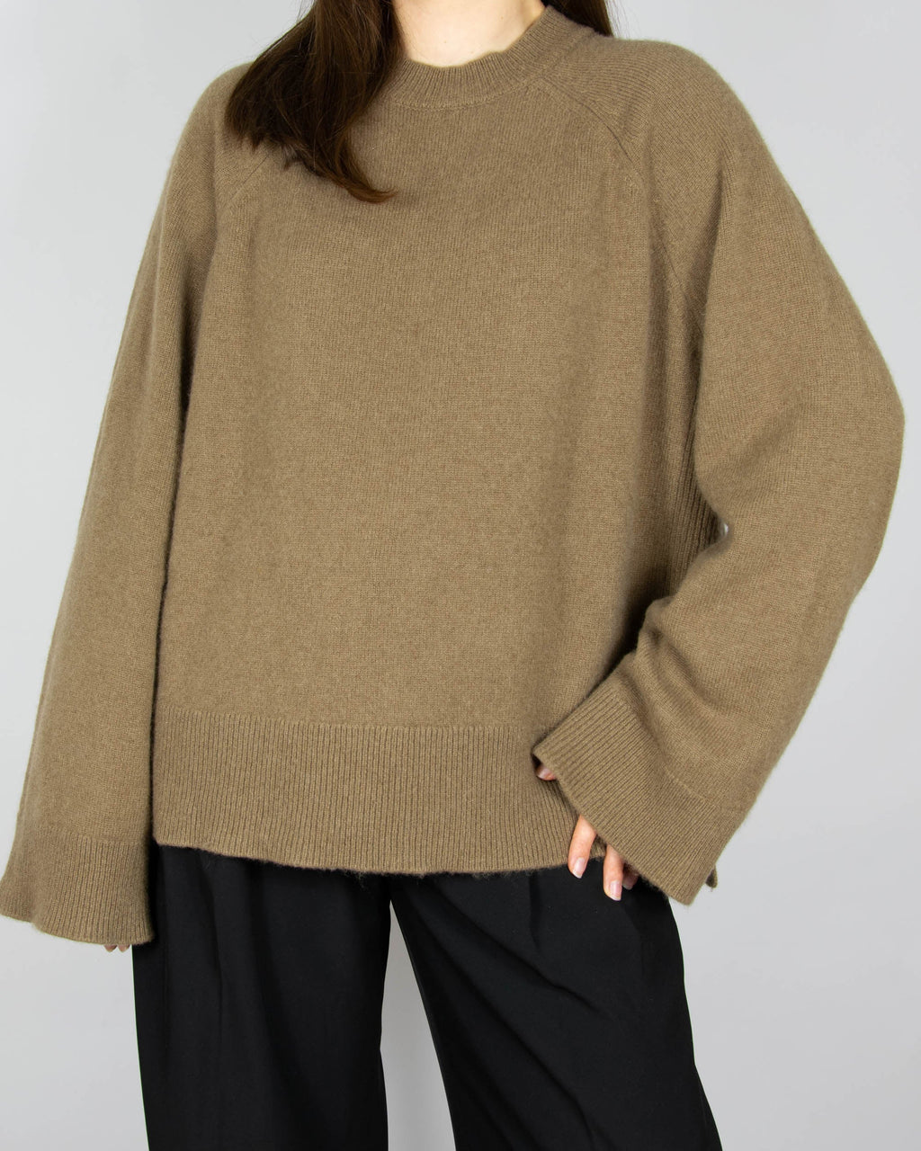 Brown cashmere sweater by Norwegian premium brand JULIE JOSEPHINE.