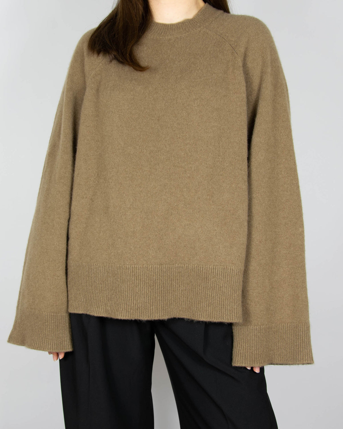 Brown cashmere sweater by Norwegian premium brand JULIE JOSEPHINE.