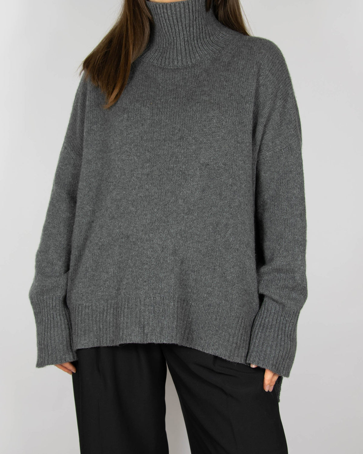 Dark grey chunky cashmere turtleneck sweater by FLORA FEDI. Made in Italy.