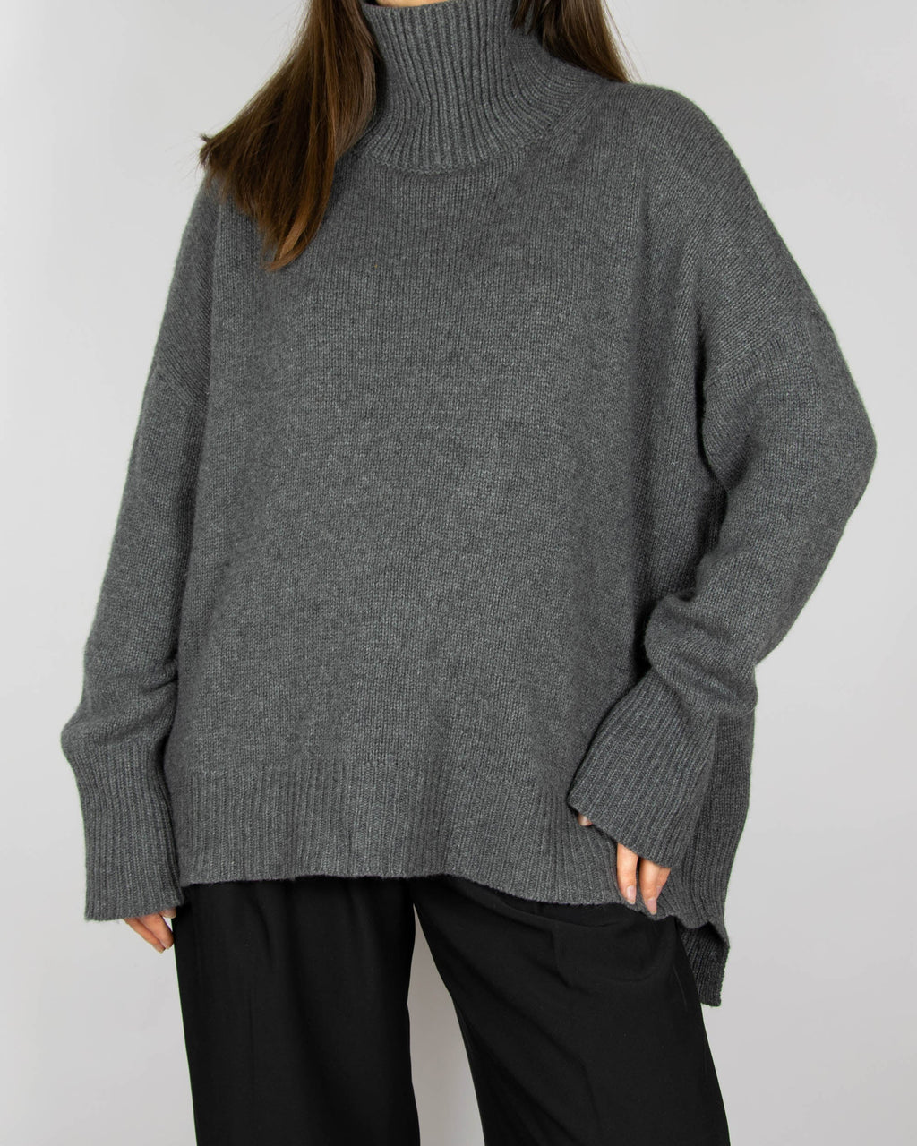 Dark grey chunky cashmere turtleneck sweater by FLORA FEDI. Made in Italy.