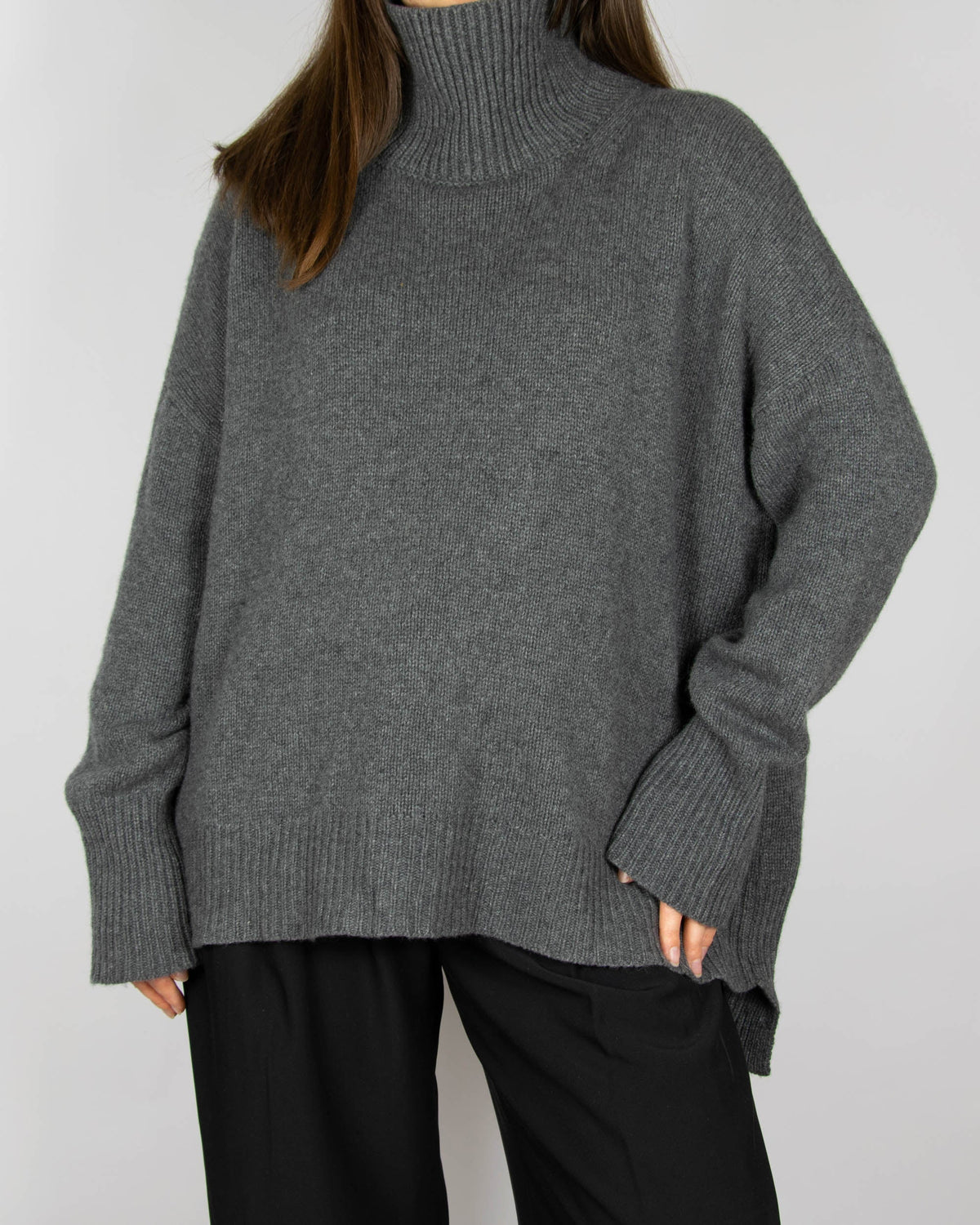 Dark grey chunky cashmere turtleneck sweater by FLORA FEDI. Made in Italy.