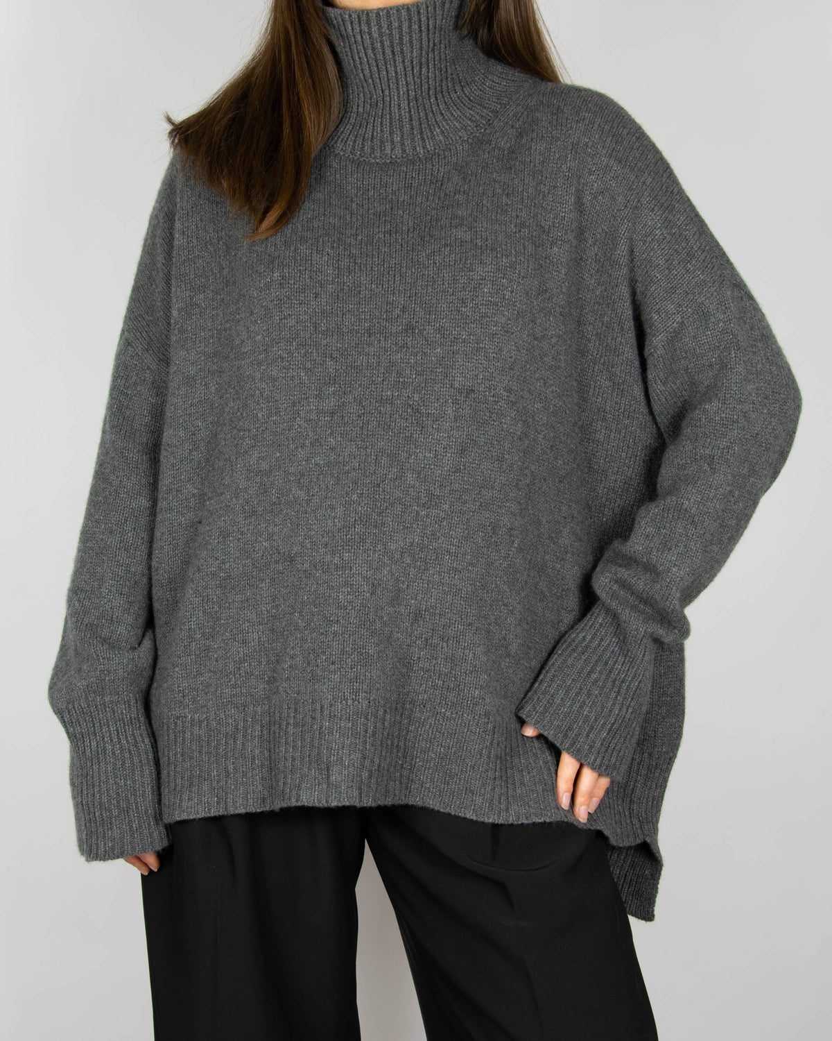 Dark grey chunky cashmere turtleneck sweater by FLORA FEDI. Made in Italy.