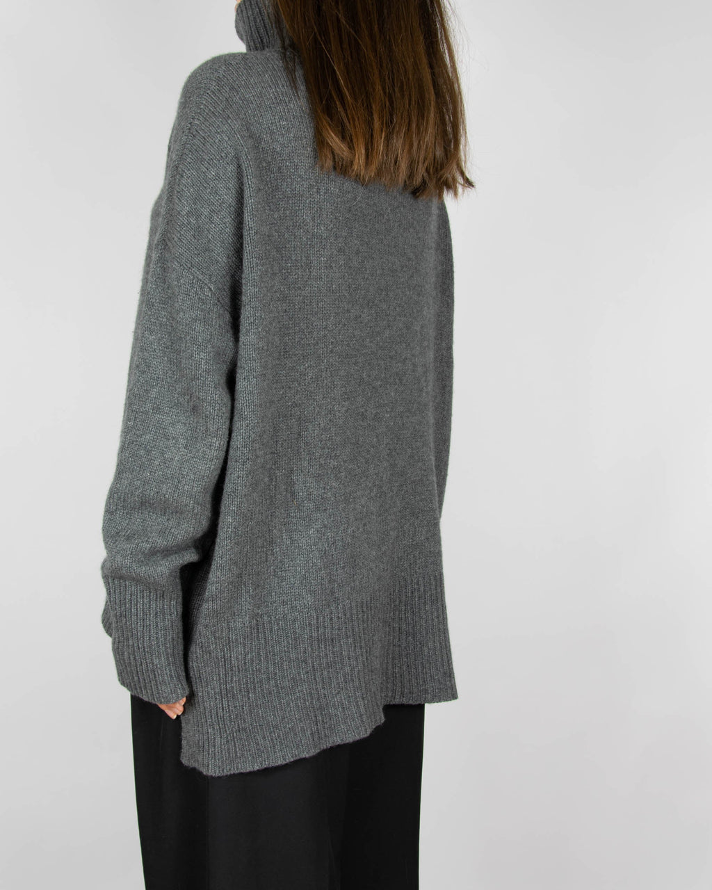 Dark grey chunky cashmere turtleneck sweater by FLORA FEDI. Made in Italy.