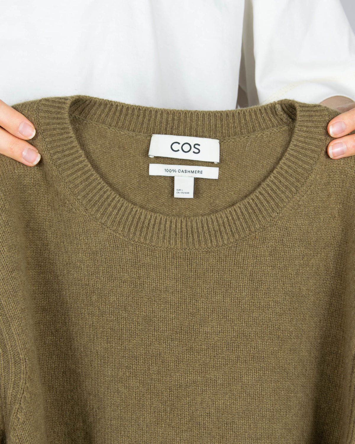 Olive cashmere sweater by COS. Regular price on the brand's website: 800 PLN.