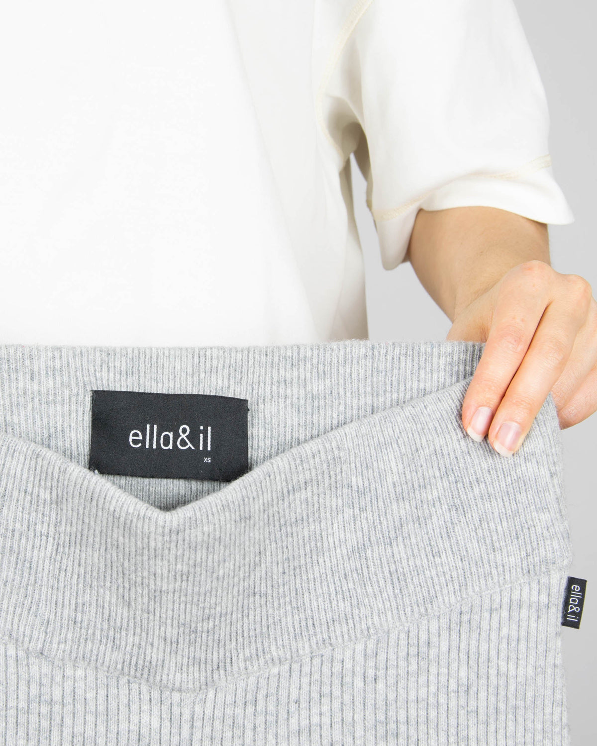 Grey ribbed wide-leg trousers made from wool and cashmere by premium brand Ella & Il. Soft and very pleasant to the touch. The trousers are long and will work especially well for a