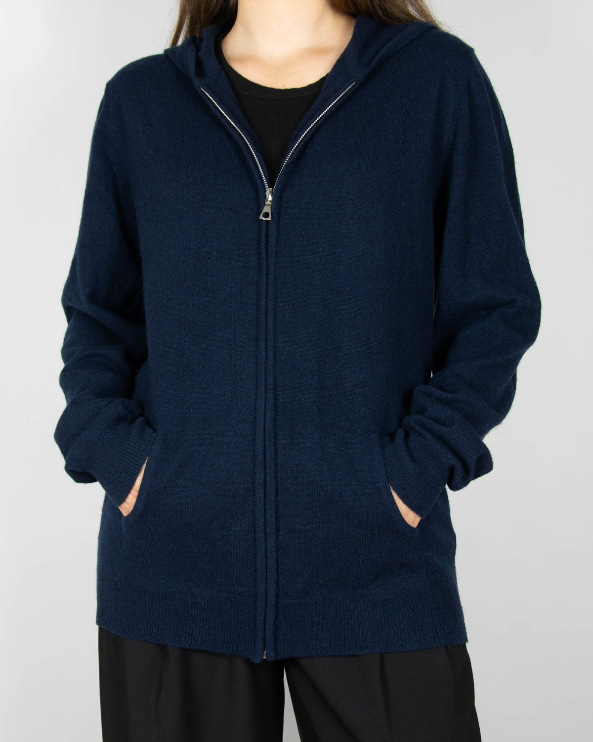 Granatowa cashmereowa rozpinana sweatshirt z kapturem marki WILD WOOL