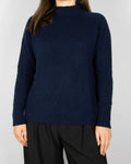 Granatowy cashmereowy sweater norweskiej marki AMUSE