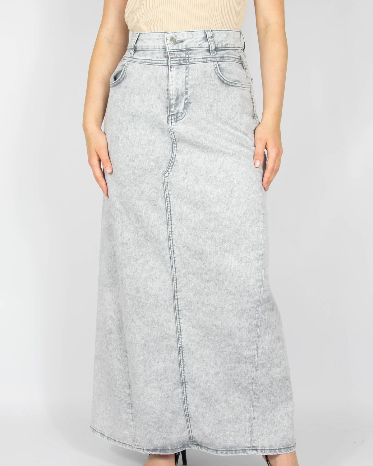 Grey denim maxi skirt by Lollys Laundry Copenhagen