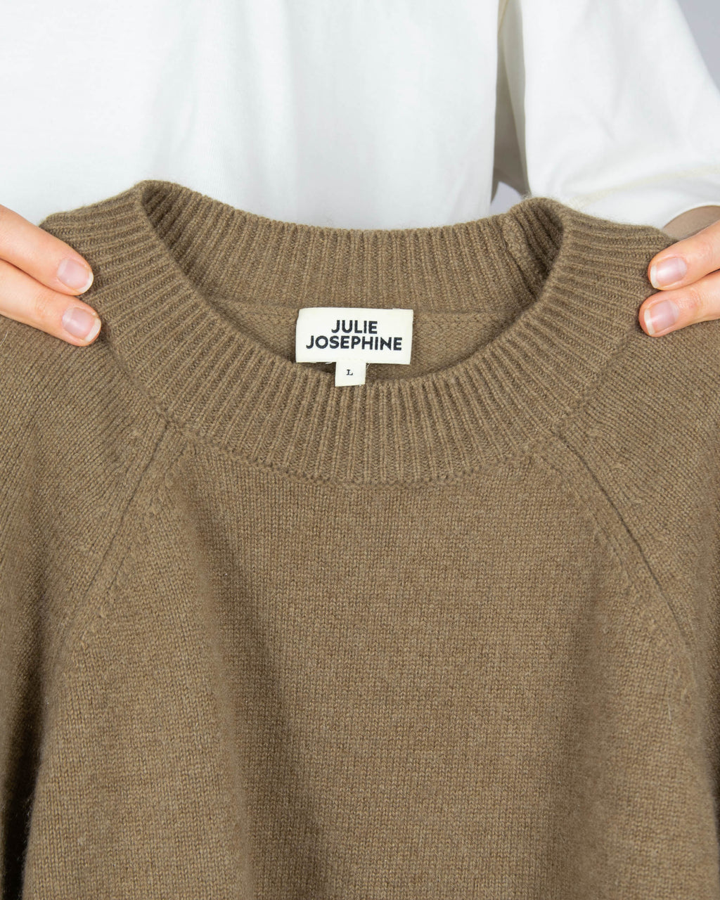 Brown cashmere sweater by Norwegian premium brand JULIE JOSEPHINE.
