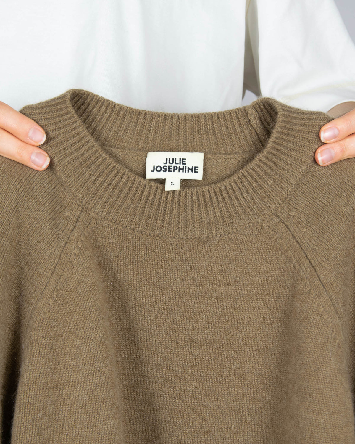 Brown cashmere sweater by Norwegian premium brand JULIE JOSEPHINE.