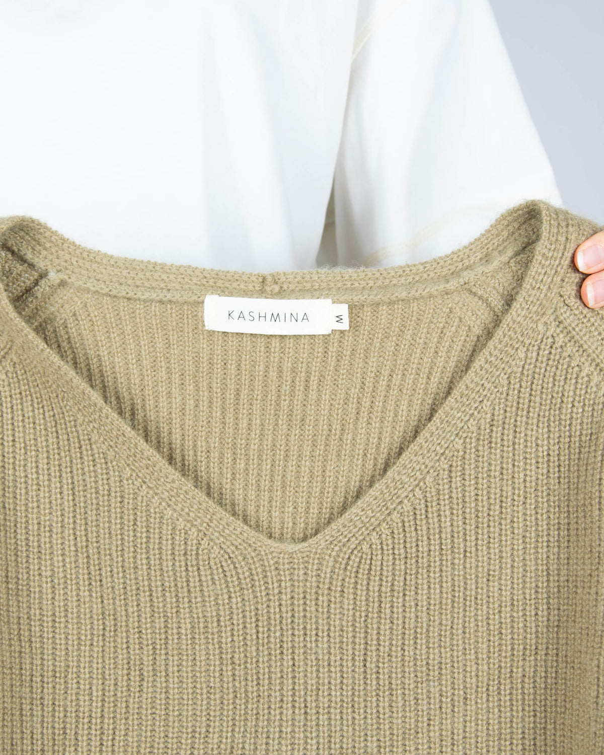 Olive chunky cashmere sweater by Norwegian luxury brand Kashmina. This model is from the brand's current collection and its regular price is €409 (~1770 PLN).