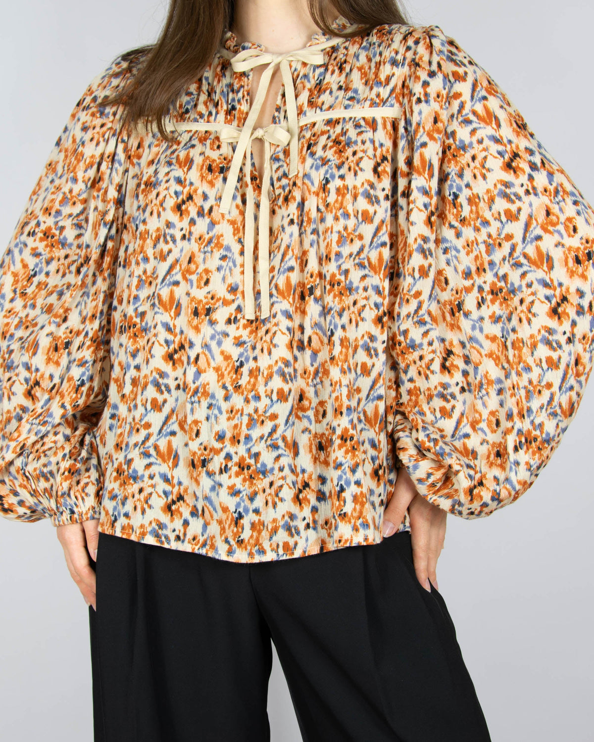 Cream and orange patterned cotton blouse by premium brand Ulla Johnson. The regular price is $275 (~1020 PLN).
