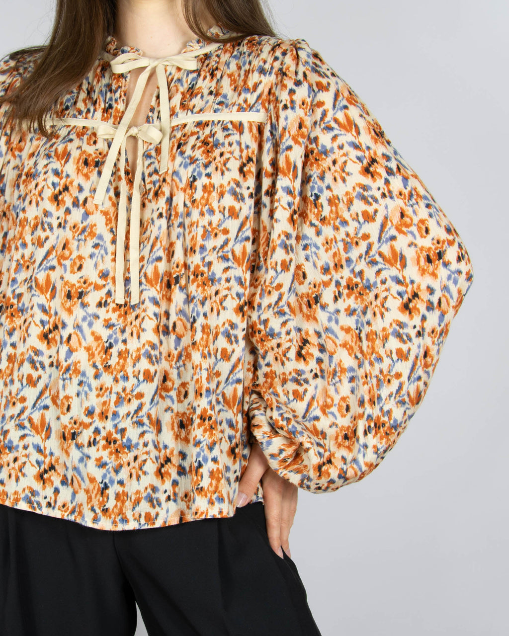 Cream and orange patterned cotton blouse by premium brand Ulla Johnson. The regular price is $275 (~1020 PLN).