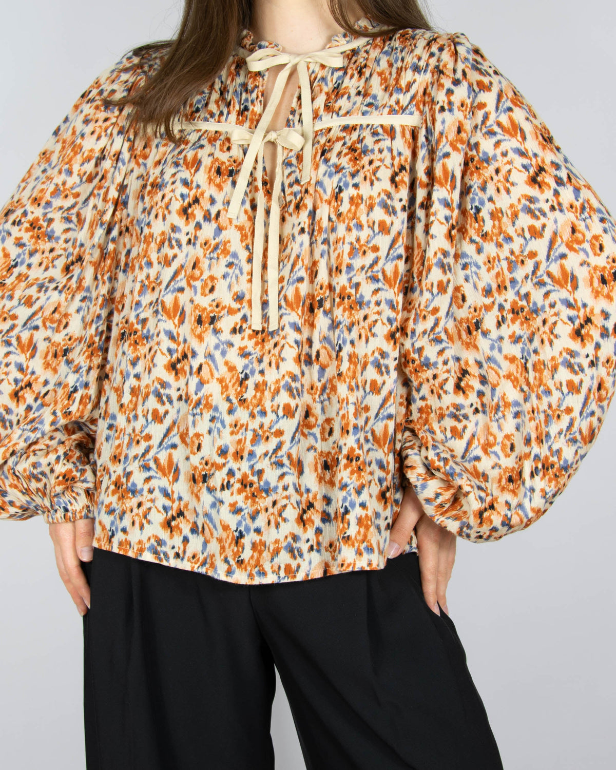Cream and orange patterned cotton blouse by premium brand Ulla Johnson. The regular price is $275 (~1020 PLN).