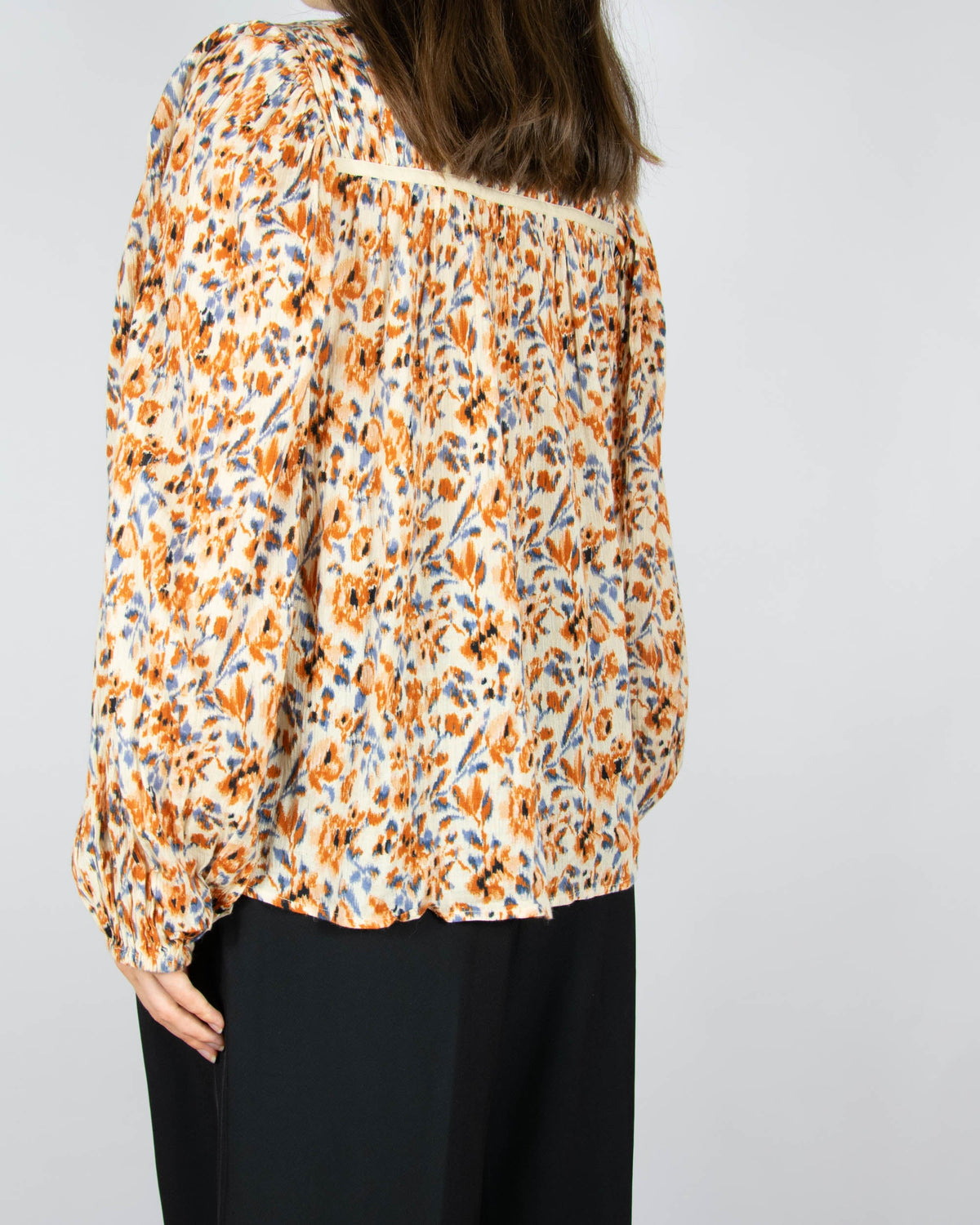 Cream and orange patterned cotton blouse by premium brand Ulla Johnson. The regular price is $275 (~1020 PLN).
