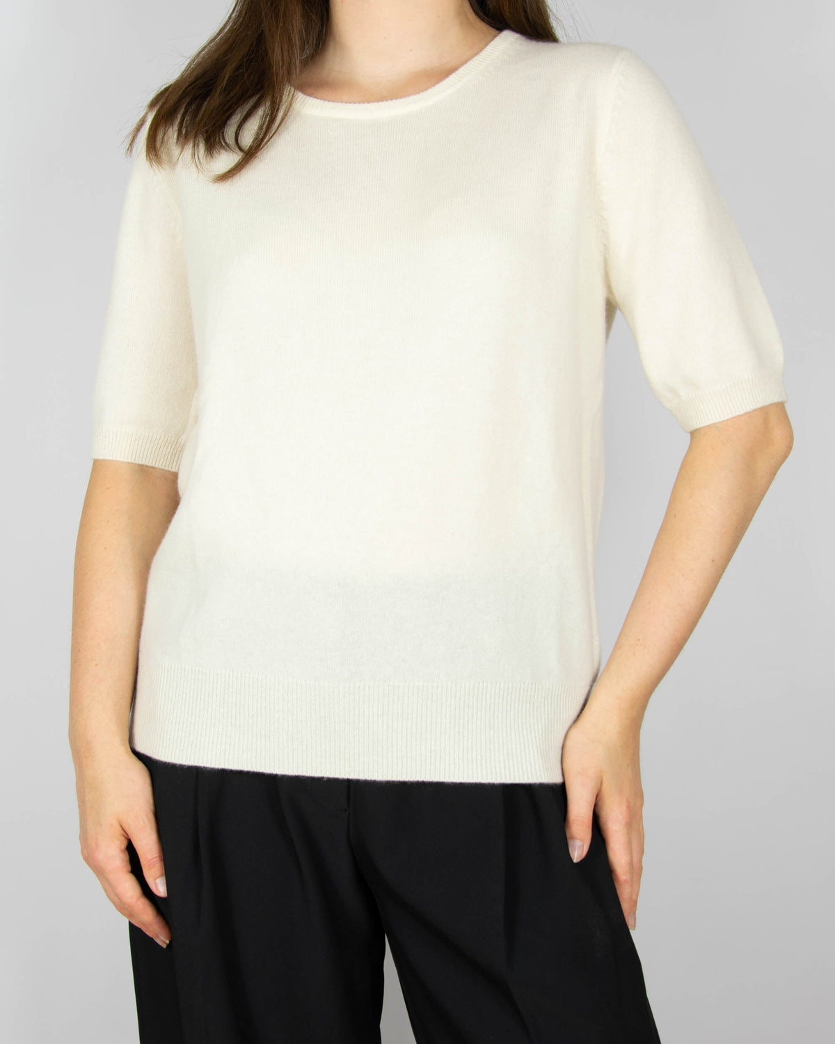 Śmietankowy cashmereowy sweater z krótkim rękawem