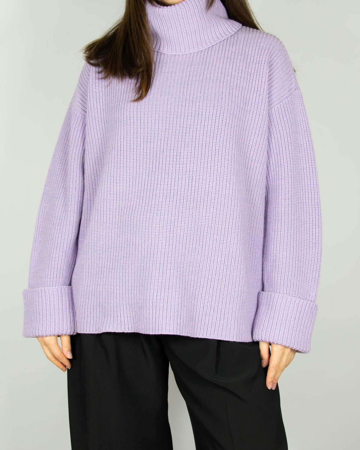 Lilac chunky wool turtleneck sweater with a back cut-out by luxury brand Alice + Olivia. Regular prices for wool sweaters on the brand's website start at 2000 PLN. Very soft and pleasant to the touch.