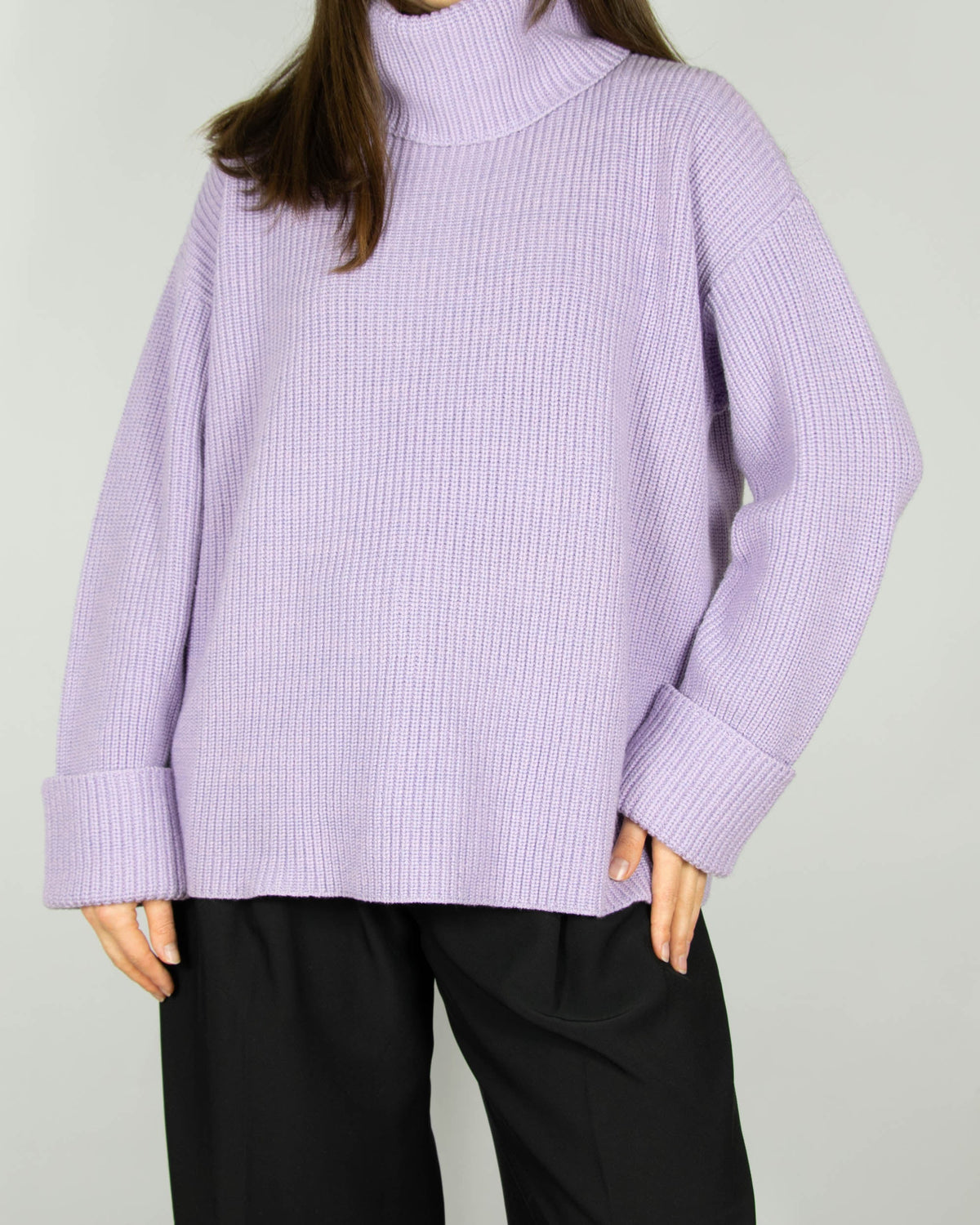 Lilac chunky wool turtleneck sweater with a back cut-out by luxury brand Alice + Olivia. Regular prices for wool sweaters on the brand's website start at 2000 PLN. Very soft and pleasant to the touch.