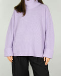 Lilac chunky wool turtleneck sweater with a back cut-out by luxury brand Alice + Olivia. Regular prices for wool sweaters on the brand's website start at 2000 PLN. Very soft and pleasant to the touch.