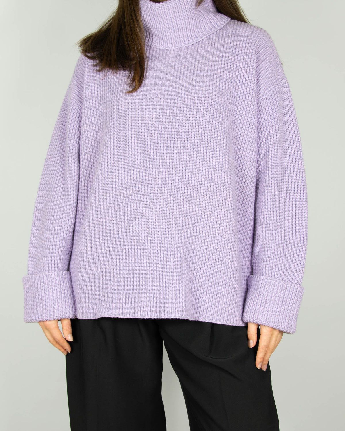 Lilac chunky wool turtleneck sweater with a back cut-out by luxury brand Alice + Olivia. Regular prices for wool sweaters on the brand's website start at 2000 PLN. Very soft and pleasant to the touch.