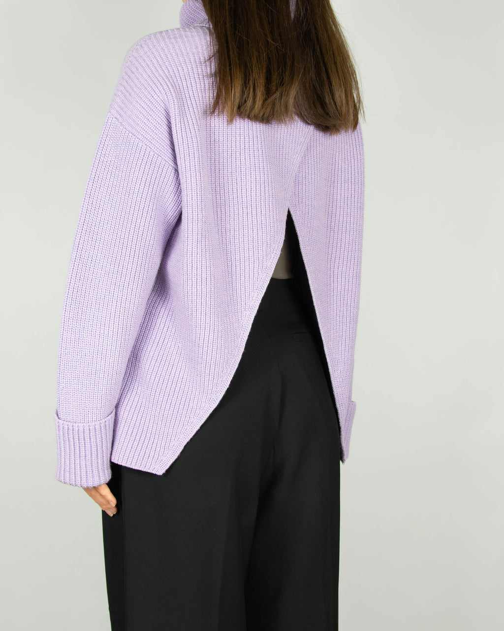 Lilac chunky wool turtleneck sweater with a back cut-out by luxury brand Alice + Olivia. Regular prices for wool sweaters on the brand's website start at 2000 PLN. Very soft and pleasant to the touch.