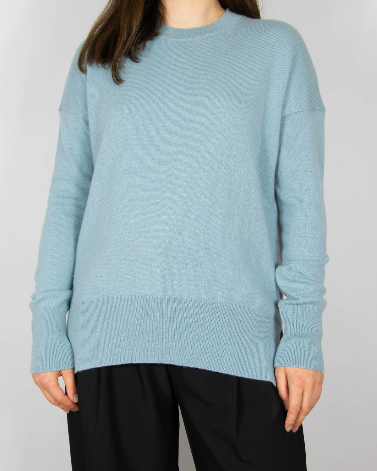 Błękitny cashmereowy sweater nowojorskiej marki premium Theory