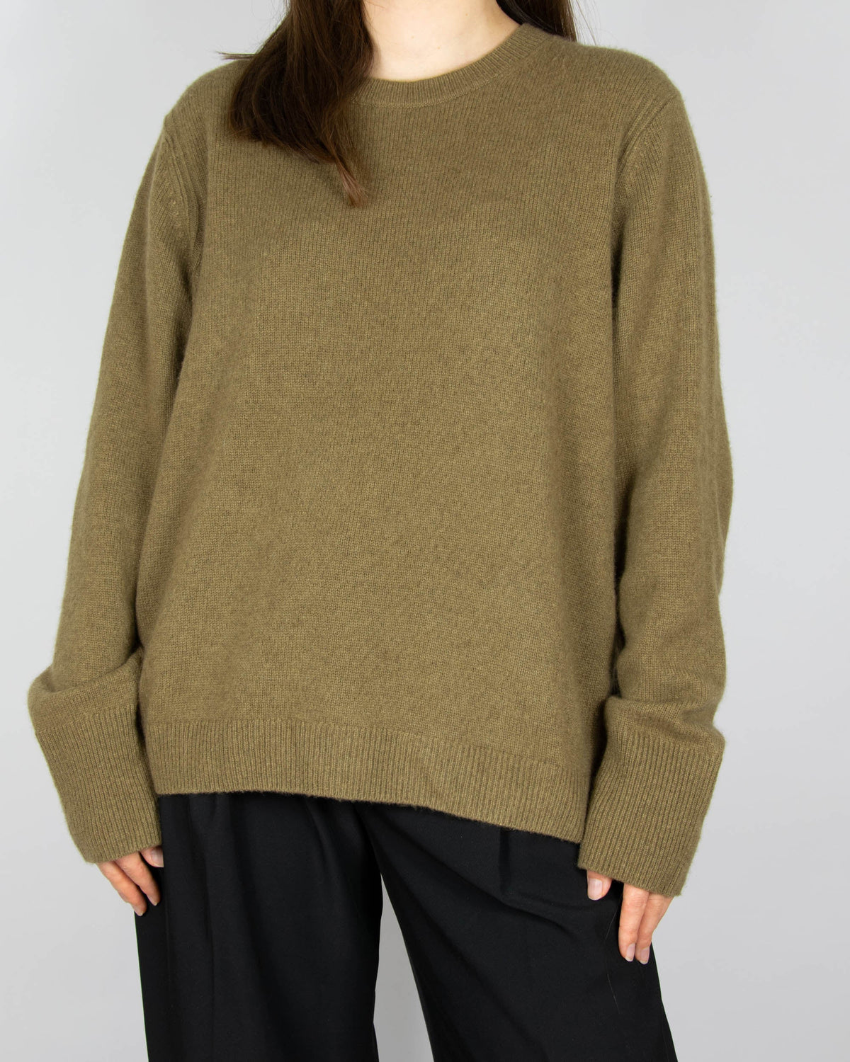 Olive cashmere sweater by COS. Regular price on the brand's website: 800 PLN.