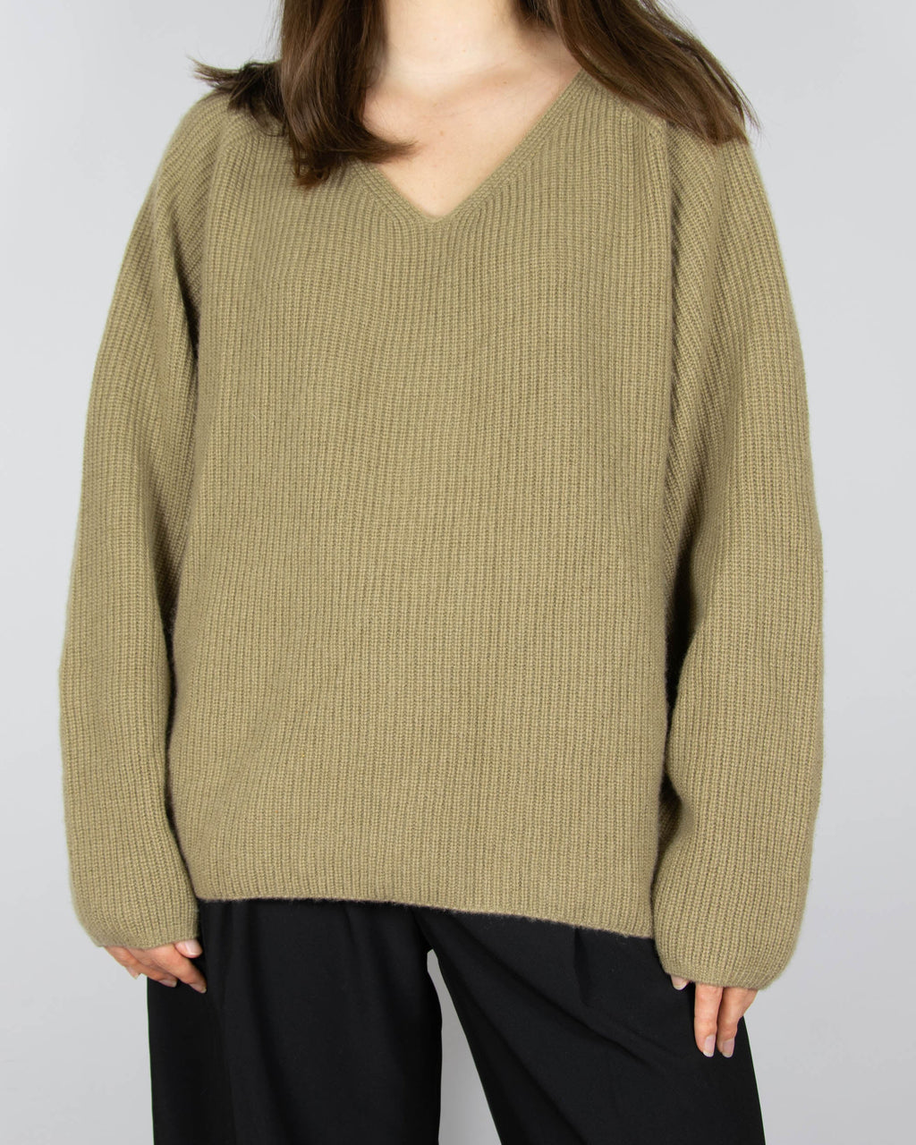 Olive chunky cashmere sweater by Norwegian luxury brand Kashmina. This model is from the brand's current collection and its regular price is €409 (~1770 PLN).