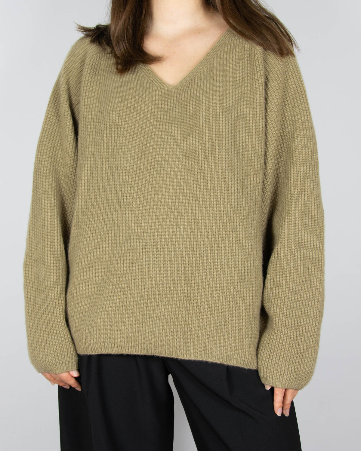 Olive chunky cashmere sweater by Norwegian luxury brand Kashmina. This model is from the brand's current collection and its regular price is €409 (~1770 PLN).