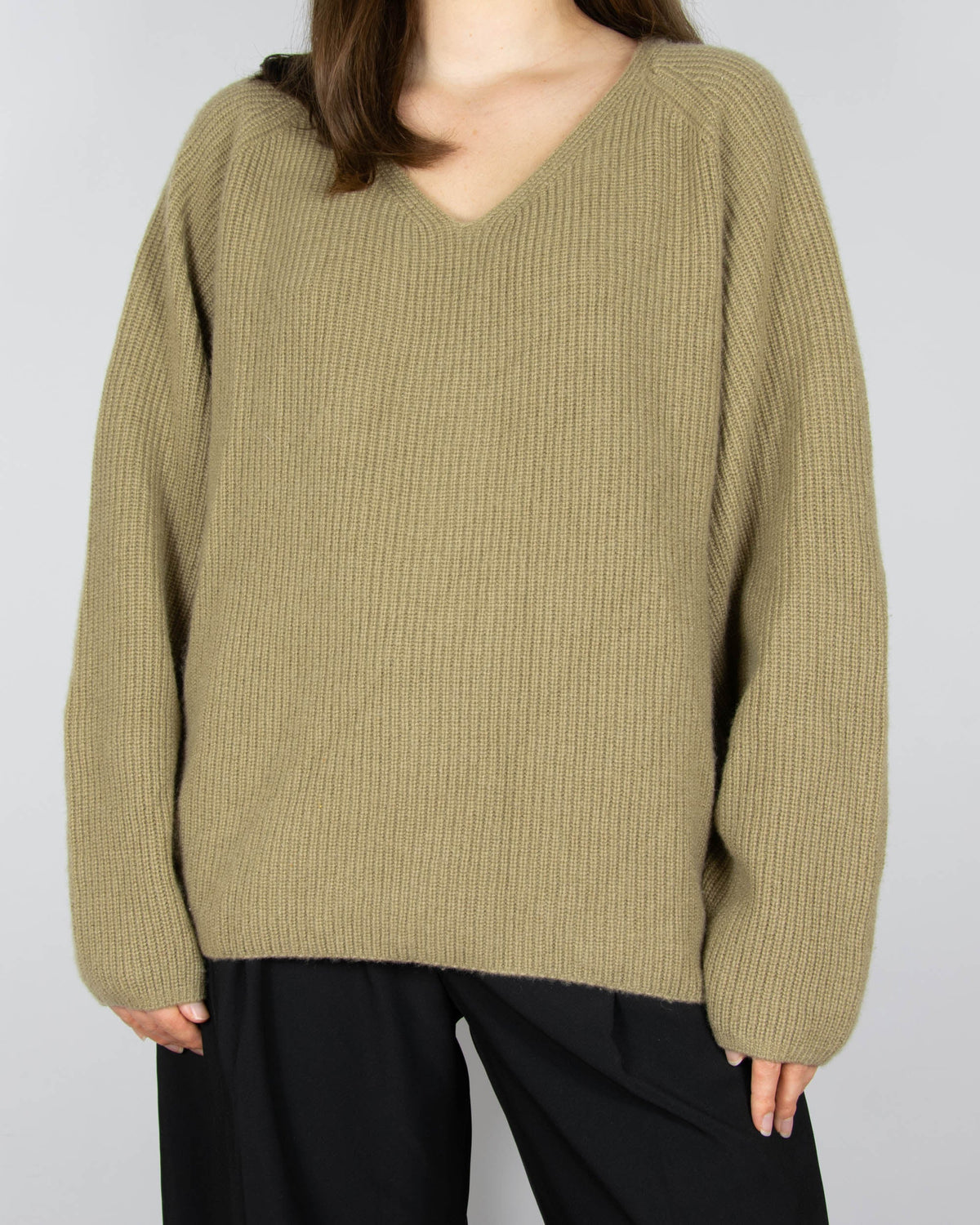 Olive chunky cashmere sweater by Norwegian luxury brand Kashmina. This model is from the brand's current collection and its regular price is €409 (~1770 PLN).