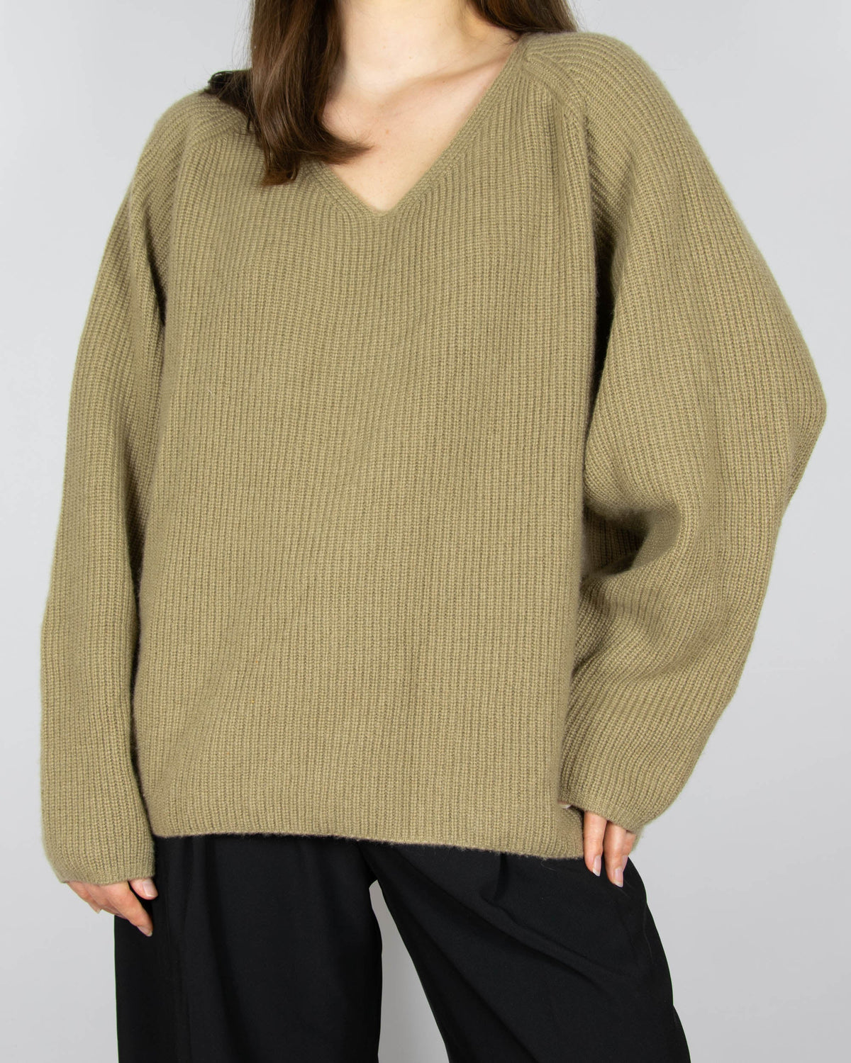 Olive chunky cashmere sweater by Norwegian luxury brand Kashmina. This model is from the brand's current collection and its regular price is €409 (~1770 PLN).
