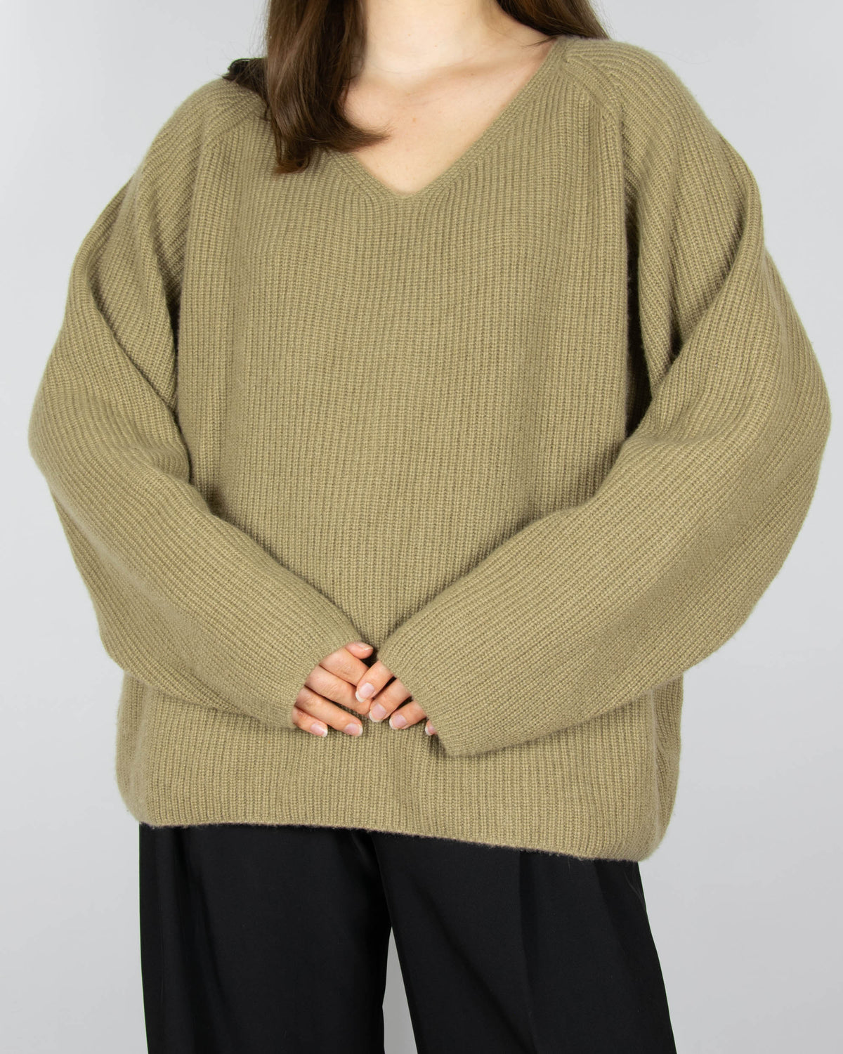 Olive chunky cashmere sweater by Norwegian luxury brand Kashmina. This model is from the brand's current collection and its regular price is €409 (~1770 PLN).