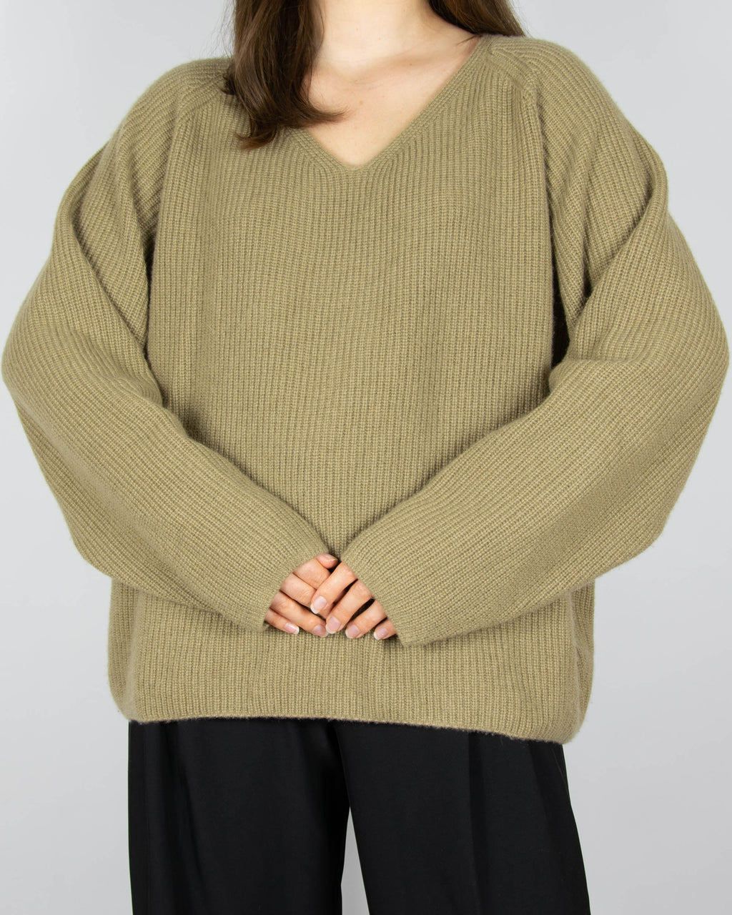 Olive chunky cashmere sweater by Norwegian luxury brand Kashmina. This model is from the brand's current collection and its regular price is €409 (~1770 PLN).