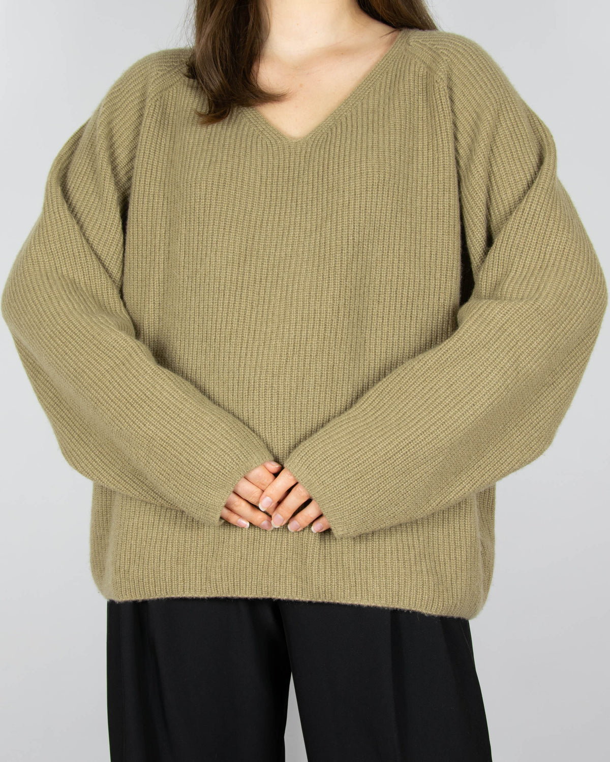 Olive chunky cashmere sweater by Norwegian luxury brand Kashmina. This model is from the brand's current collection and its regular price is €409 (~1770 PLN).