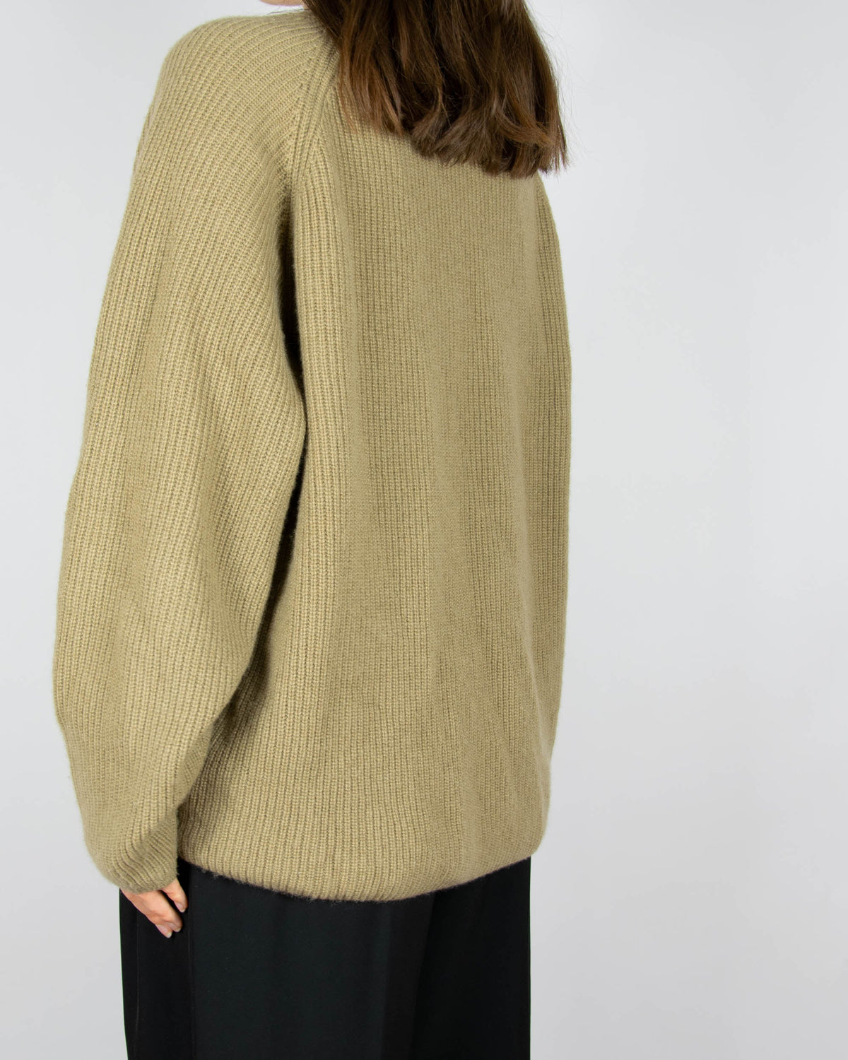 Olive chunky cashmere sweater by Norwegian luxury brand Kashmina. This model is from the brand's current collection and its regular price is €409 (~1770 PLN).