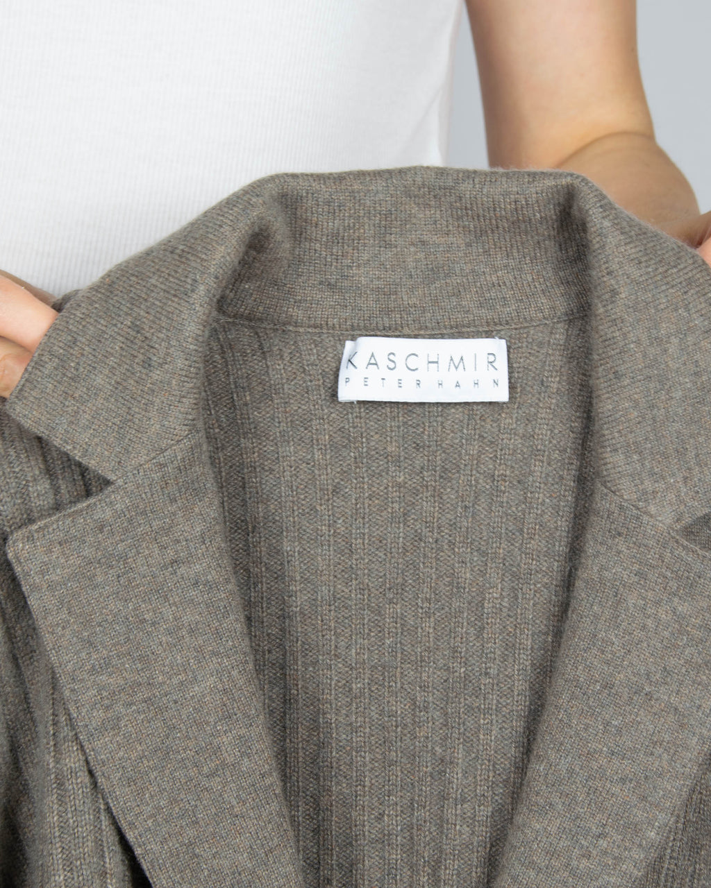 Beige chunky ribbed cashmere cardigan by Peter Hahn