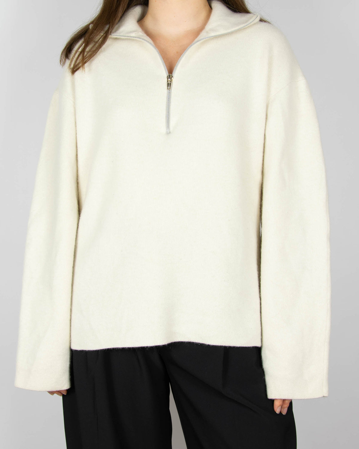 Śmietankowy gruby cashmereowy rozpinany sweater marki premium Filippa K