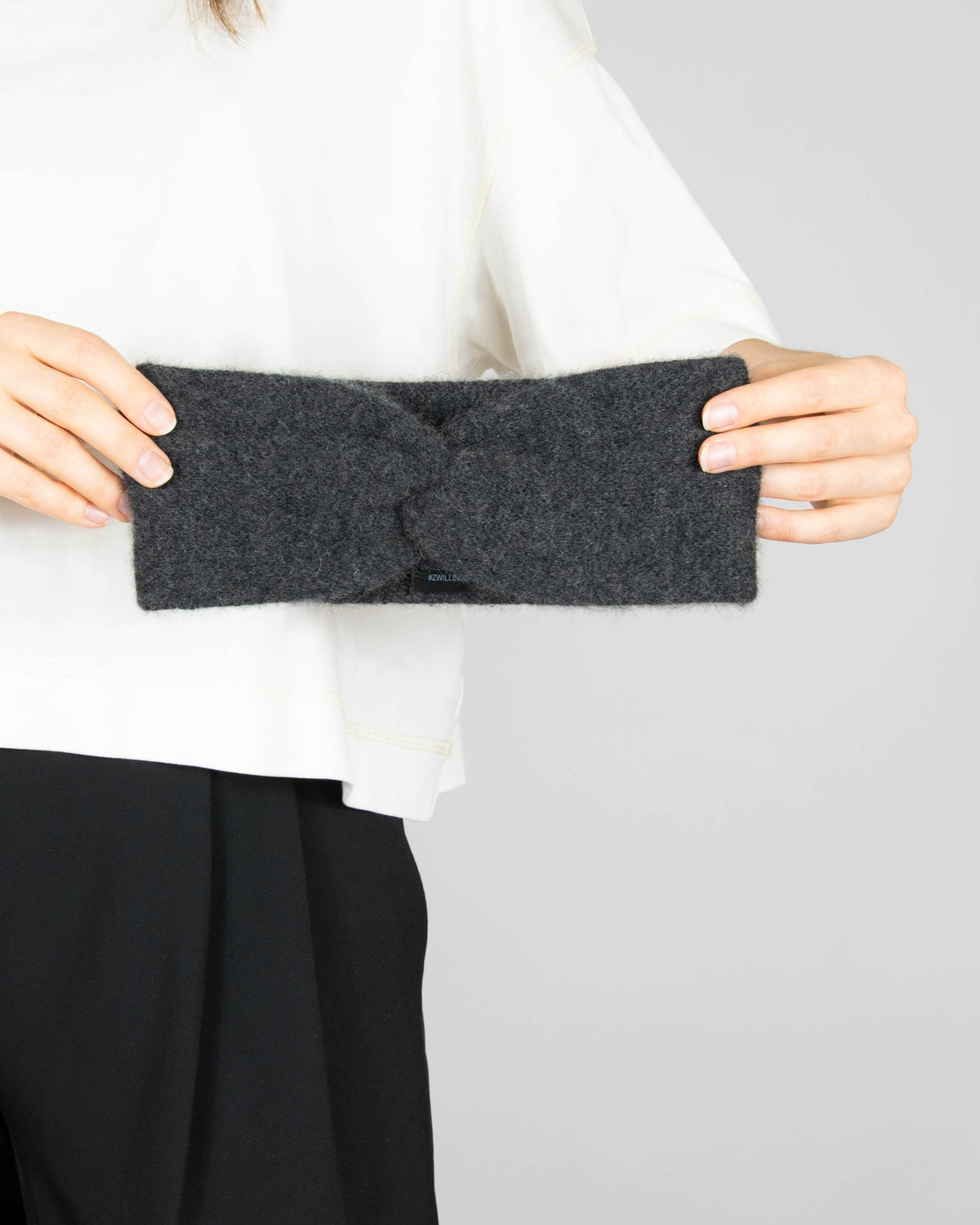 Dark grey cashmere headband by ZWILLINGSHERZ. Regular price on the brand's website: €49.99 (~220 PLN).